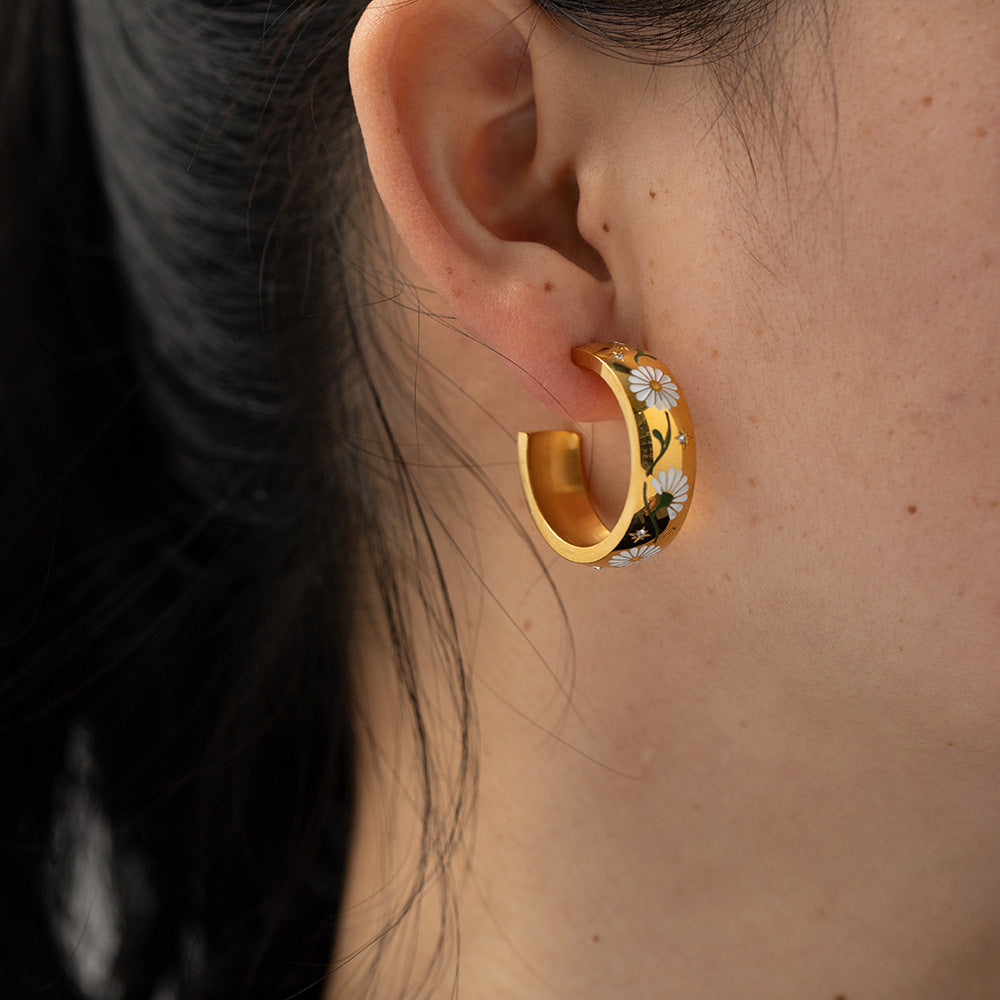 SISSLIA 18k Gold-Plated Stainless Steel Vintage White Flowers Not Fade Niche Design Earrings for Women