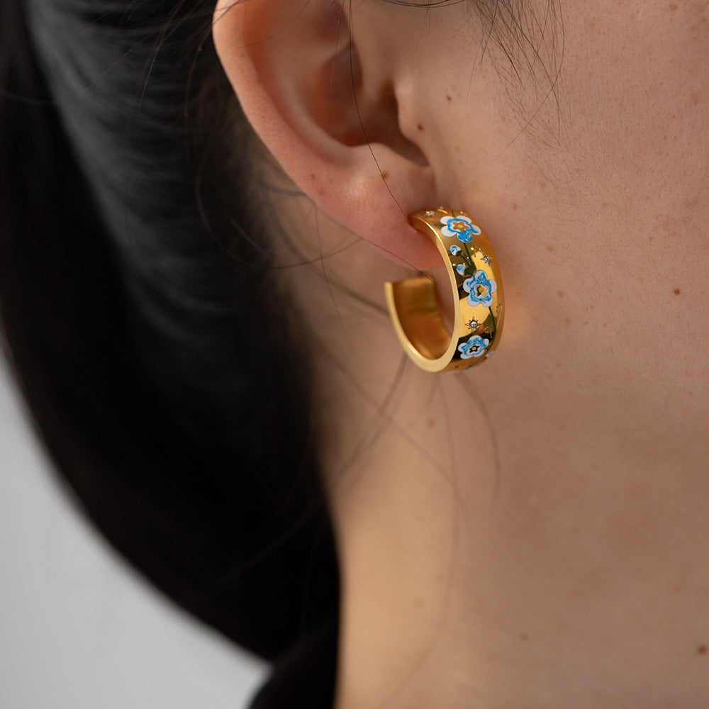 SISSLIA 18k Gold-Plated Stainless Steel Vintage White Flowers Not Fade Niche Design Earrings for Women