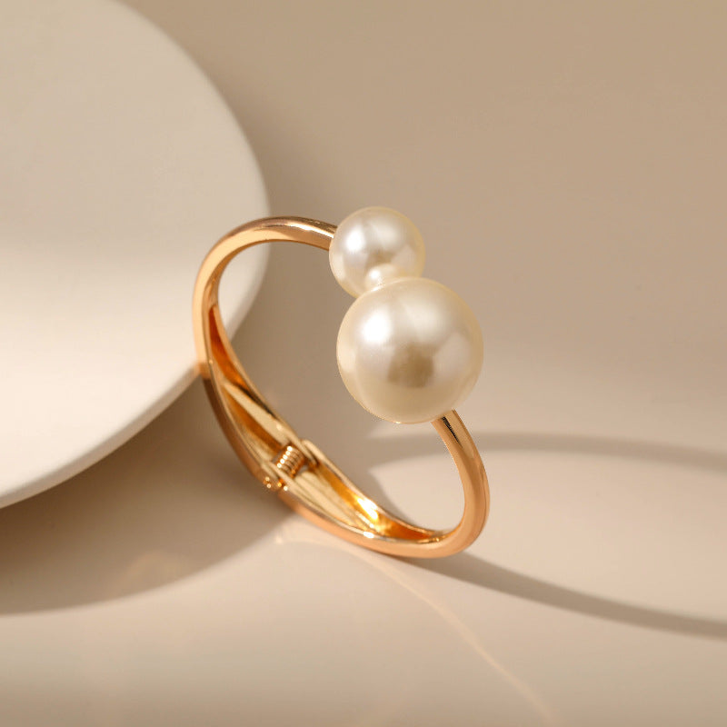 Sisslia Elegant Statement Pearl Gift Bracelet Women Fashion Alloy Cuff Bangle Irregular Semi-Opening Pearl Jewelry Bracelet